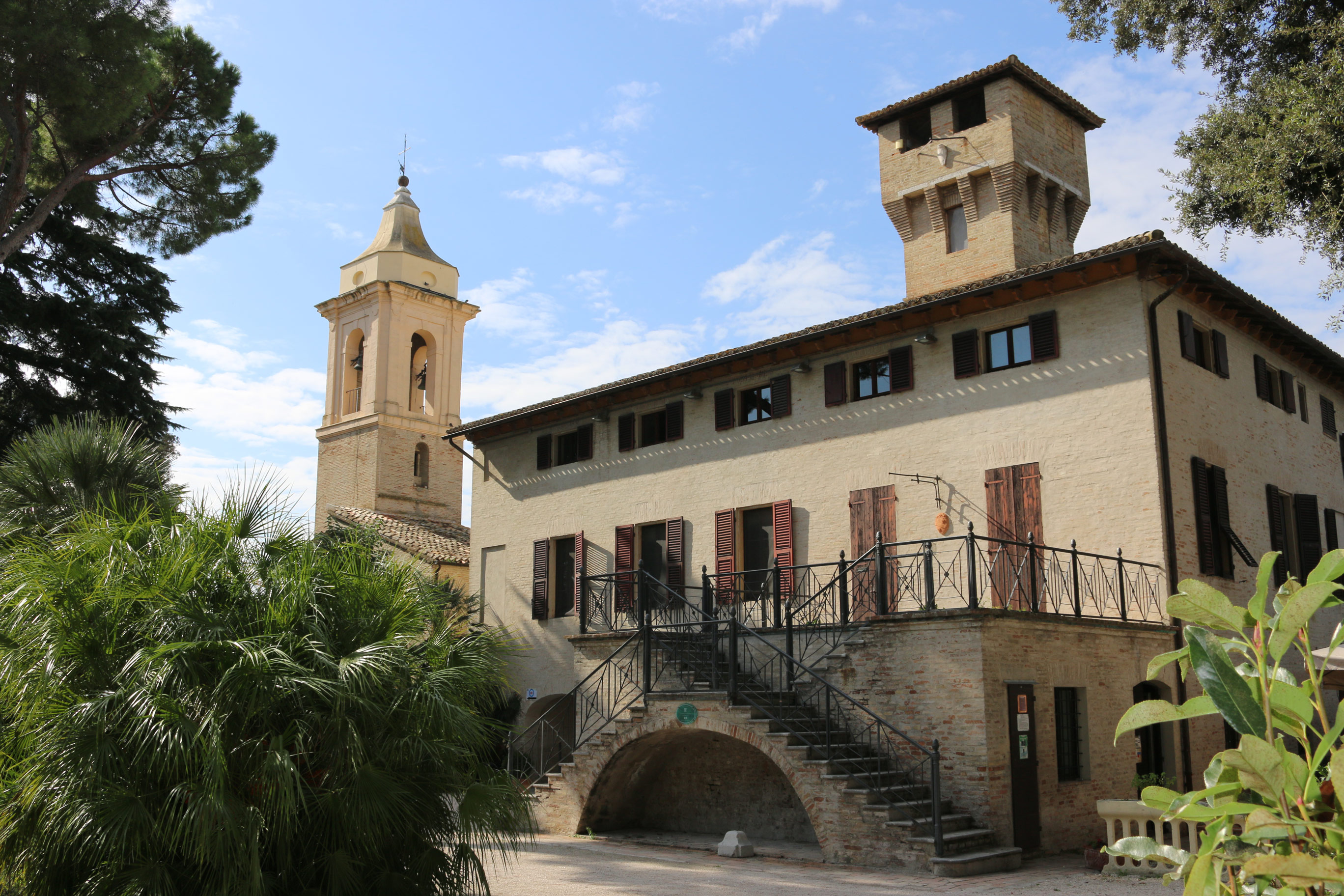 La scalinata di ingresso di Villa Nappi